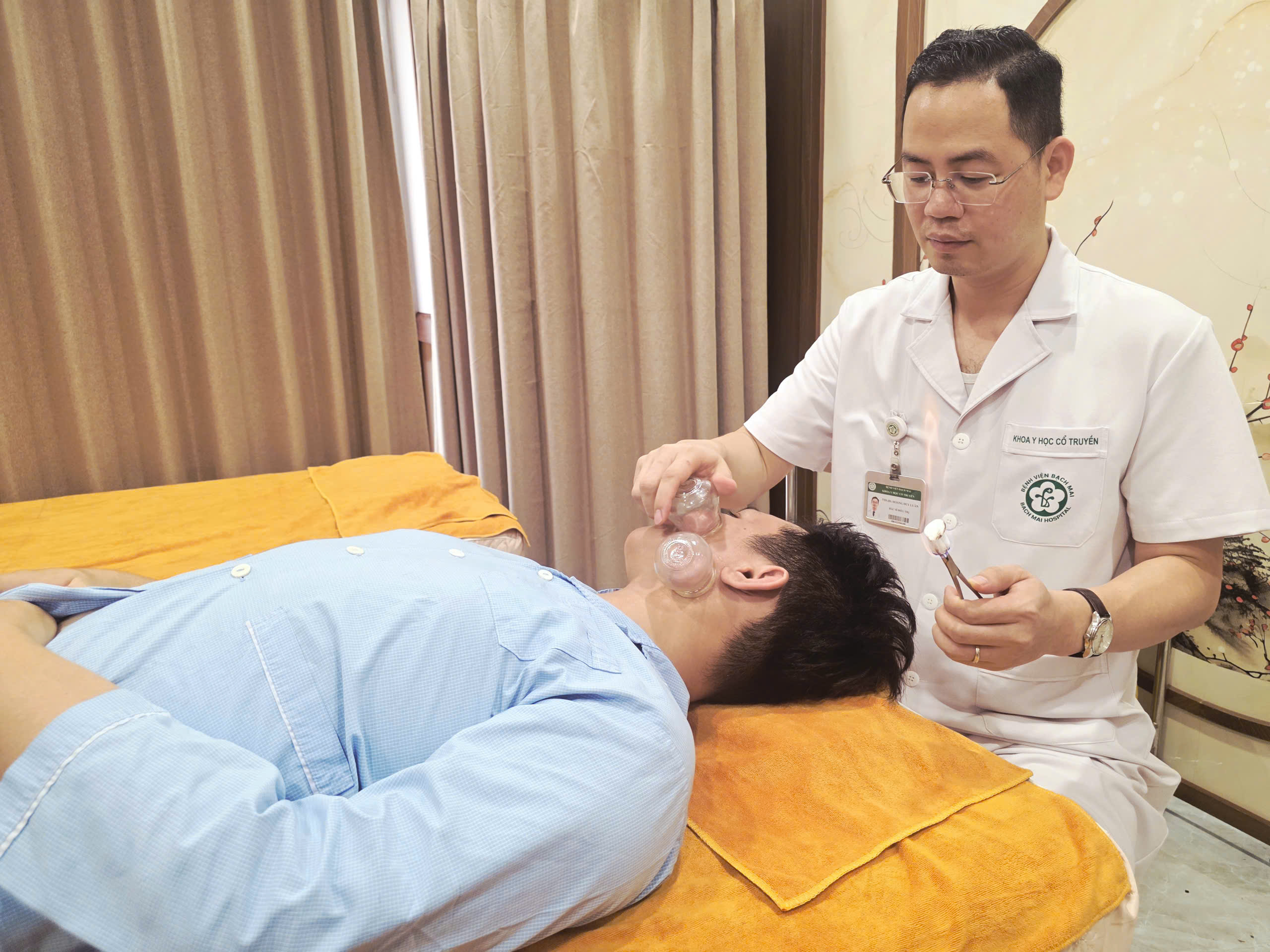 Ngâm bể sục, ngủ phòng điều hòa, nam sinh liệt mặt sau một đêm- Ảnh 1.