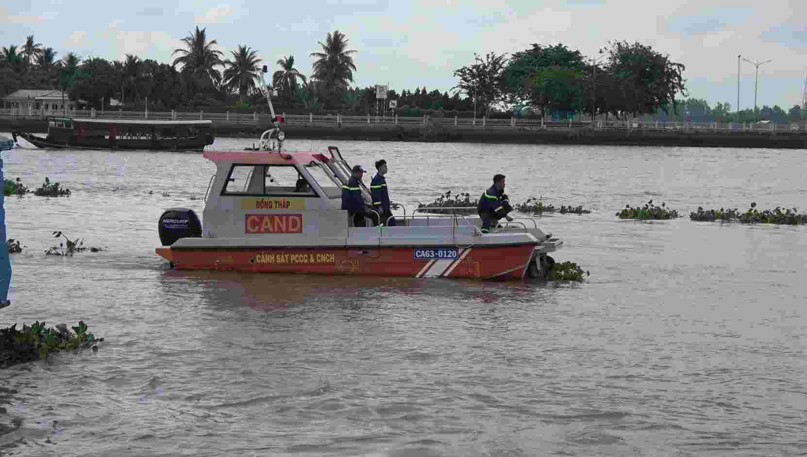 Tìm thấy thi thể 2 người đàn ông rơi xuống sông mất tích sau 2 ngày tìm kiếm- Ảnh 1.