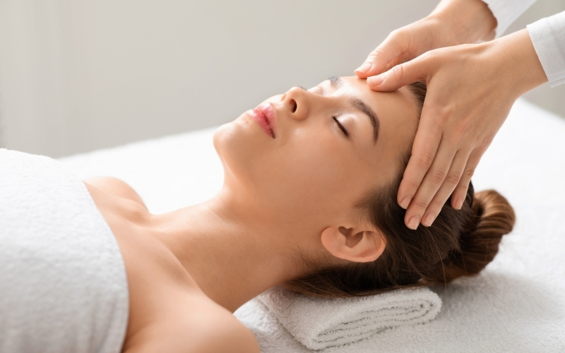 Các bước massage giúp khuôn mặt thon gọn- Ảnh 1.