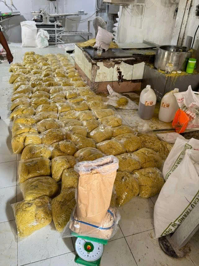 Triệt phá cơ sở sản xuất hơn 2.800 tấn mì tươi sử dụng hàn the và thủy tinh lỏng- Ảnh 2.
