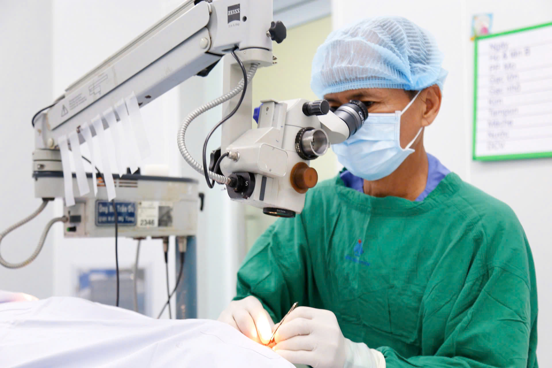 Ngày Sức khỏe toàn dân: 100 bệnh nhân khó khăn ở TPHCM được mổ mắt miễn phí- Ảnh 2.