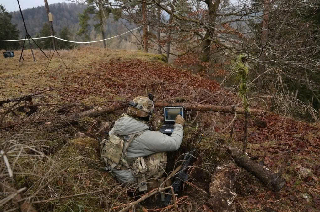 Mỹ lần đầu gắn đạn xuyên hầm lên UAV cảm tử- Ảnh 1.