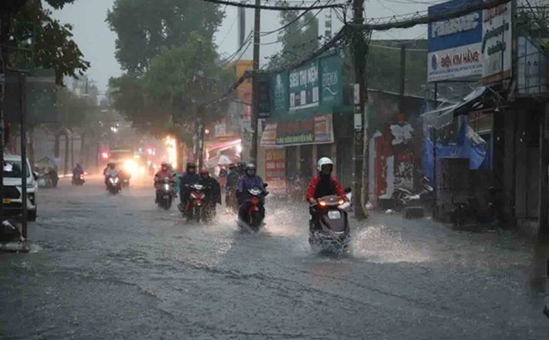 Miền Trung tiếp tục mưa dông, miền Bắc có nắng gián đoạn- Ảnh 1.