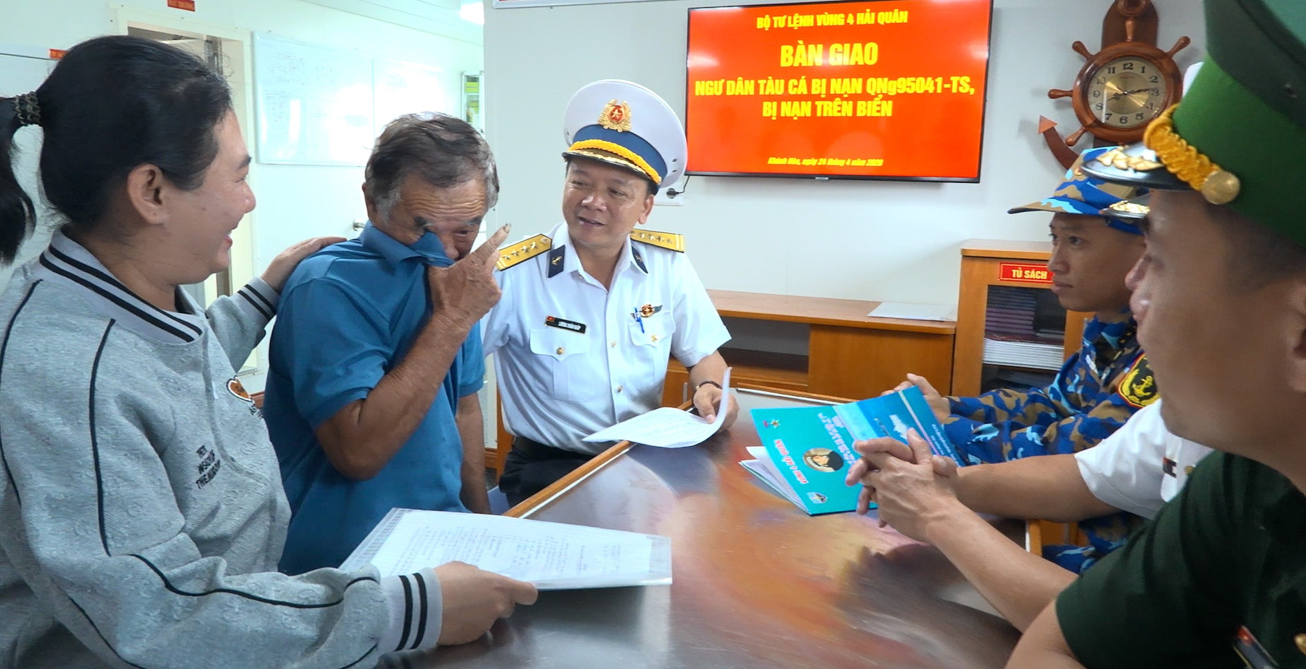 Bệnh xá đảo Song Tử Tây cứu chữa ngư dân đột ngột yếu người khi đang ăn cơm- Ảnh 2.