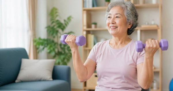 Người cao tuổi tập tạ nhẹ tốt hơn đi bộ để ngăn ngừa mất cơ