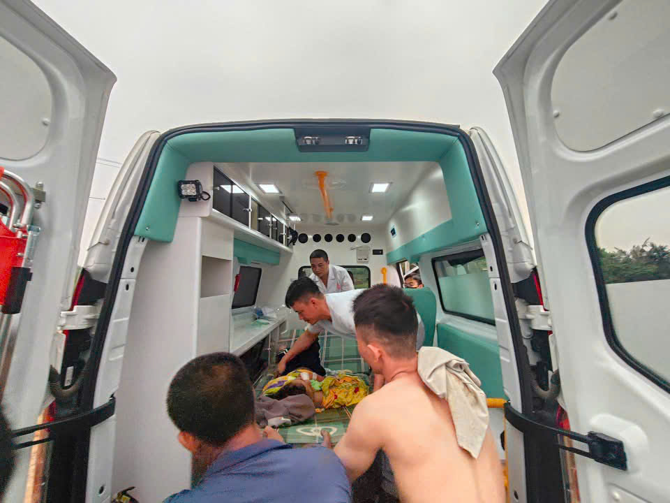 Cấp cứu xuyên tuyến, cứu sống bé trai 10 tuổi ngừng tim do đuối nước- Ảnh 1.