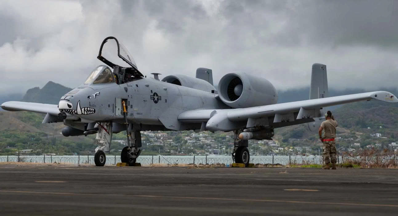 Vì sao Mỹ vẫn phải giữ 'xe tăng bay' A-10 đến 2030 dù từng định loại biên?- Ảnh 1.