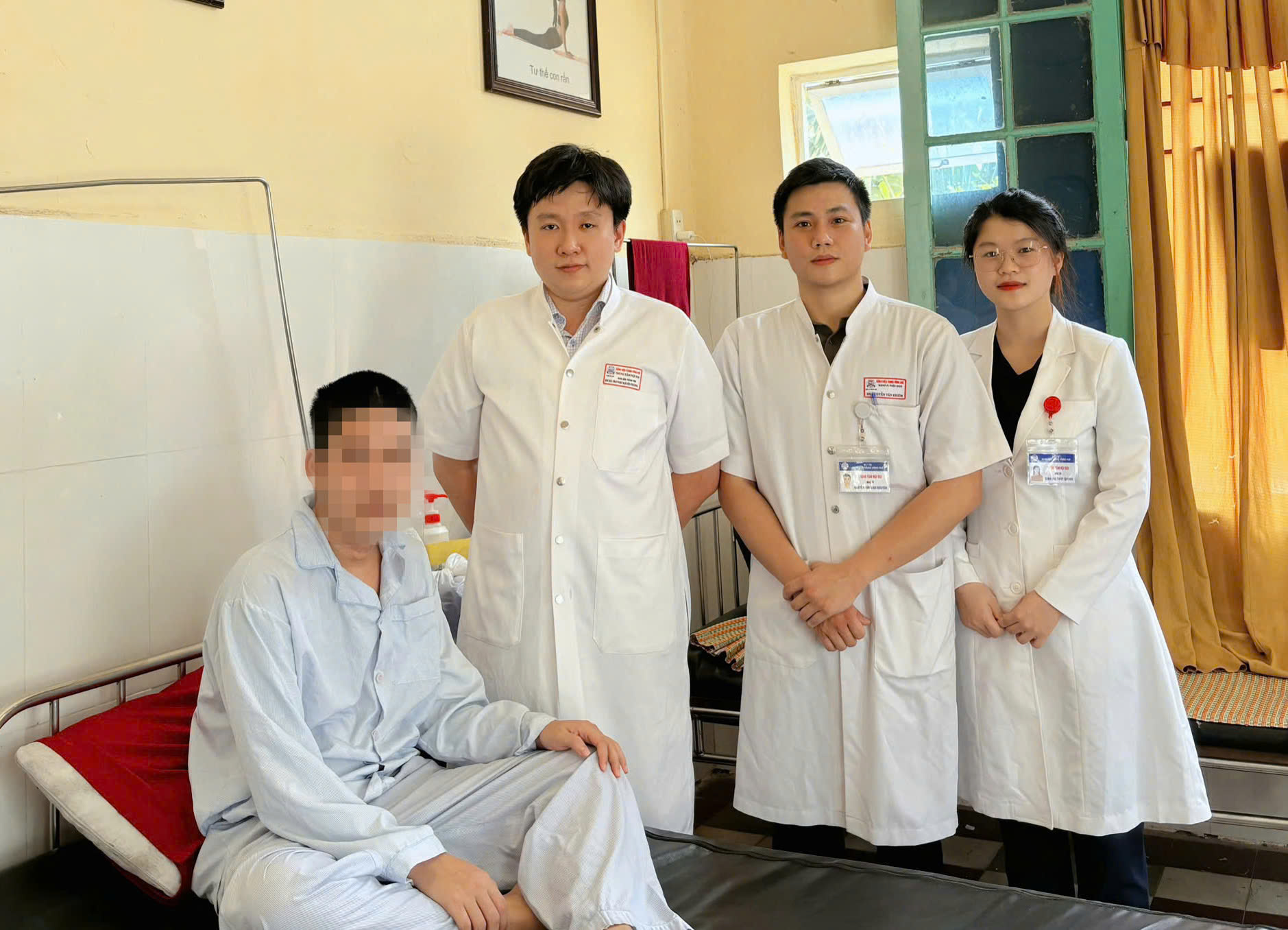 Nội soi gắp 3 bàn chải đánh răng trong bụng nam thanh niên- Ảnh 1.