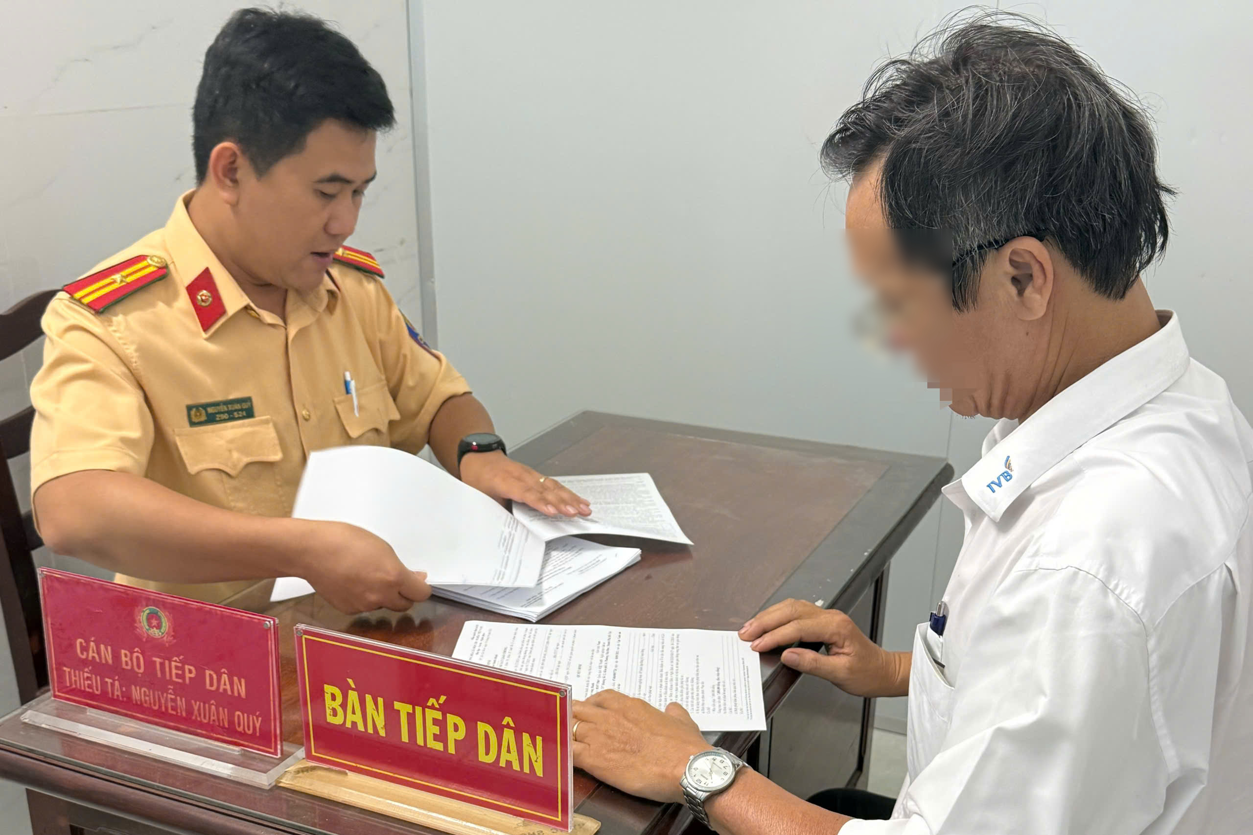 Phạt 7 triệu đồng tài xế lái ô tô trên vỉa hè ở TPHCM- Ảnh 2.