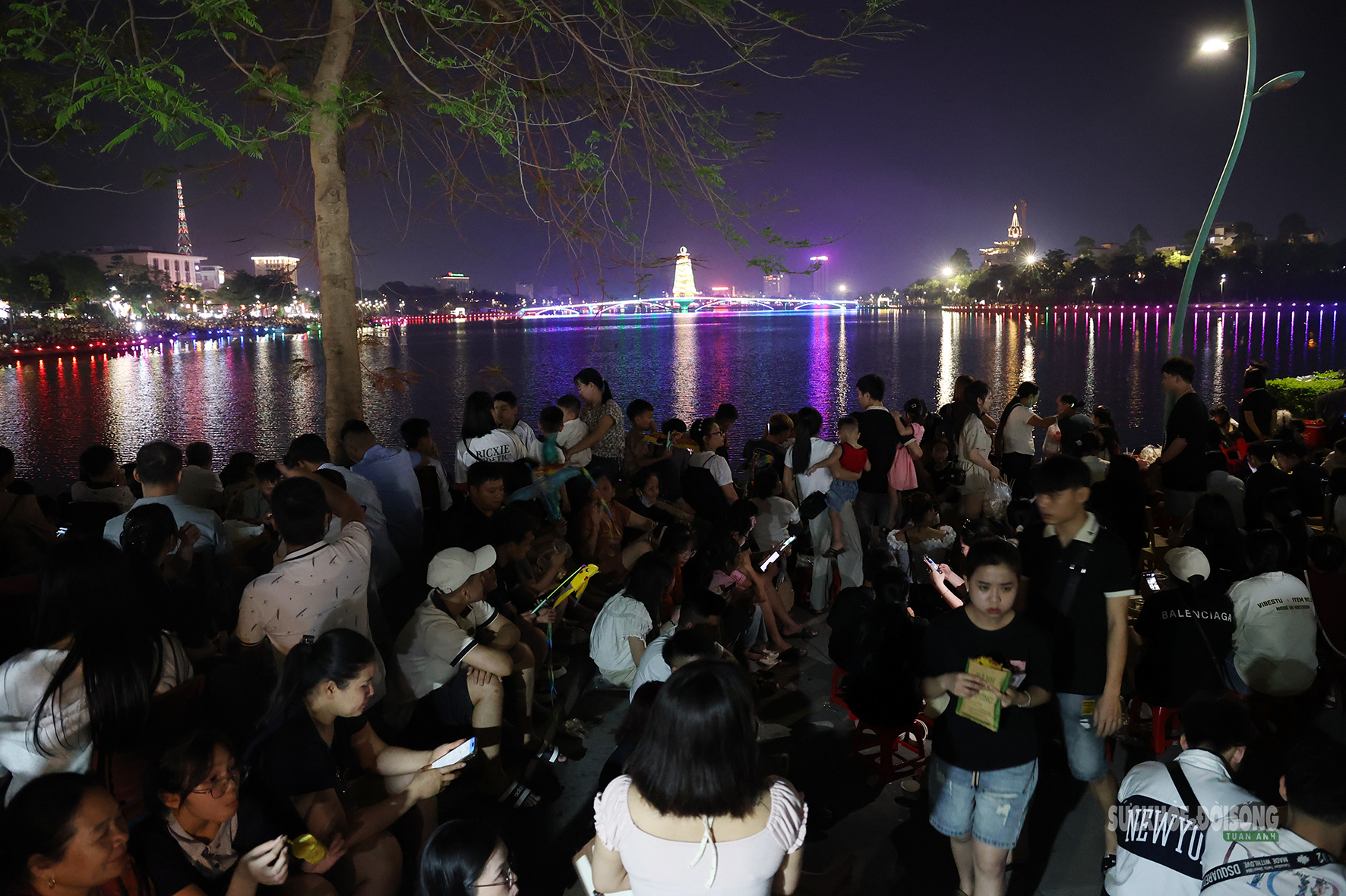 Pháo hoa rực sáng hồ Văn Lang, biển người reo vui trong đêm hội Đất Tổ- Ảnh 2.