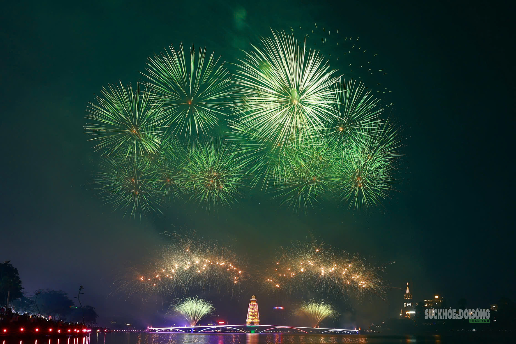 Pháo hoa rực sáng hồ Văn Lang, biển người reo vui trong đêm hội Đất Tổ- Ảnh 4.