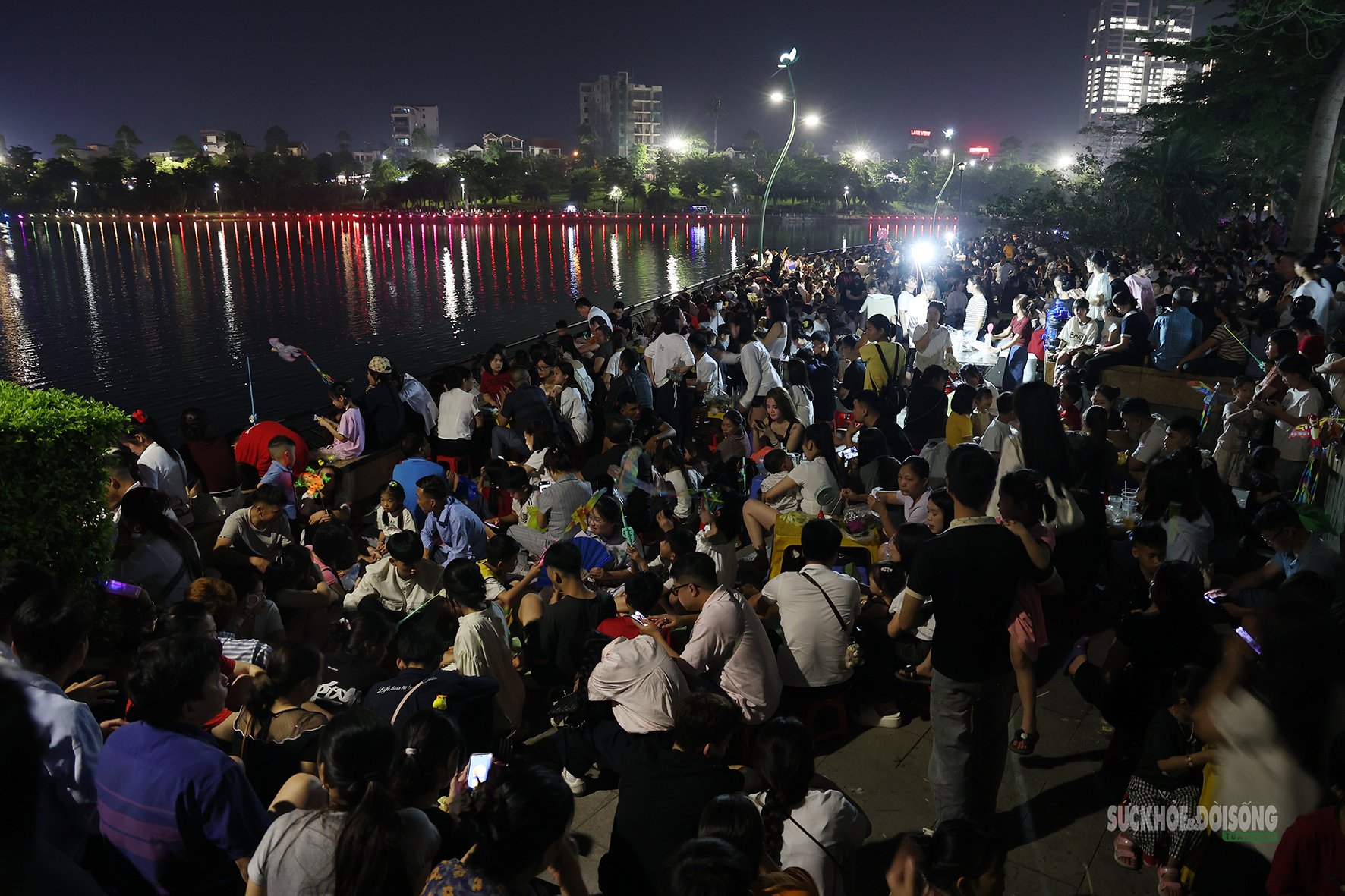 Pháo hoa rực sáng hồ Văn Lang, biển người reo vui trong đêm hội Đất Tổ- Ảnh 1.