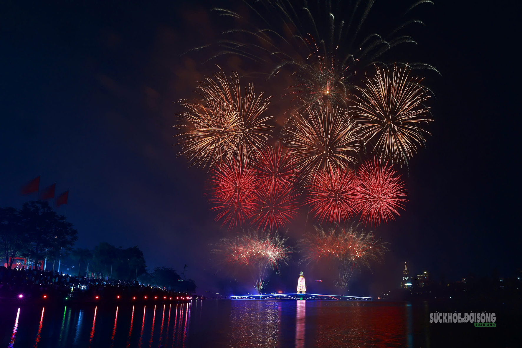 Pháo hoa rực sáng hồ Văn Lang, biển người reo vui trong đêm hội Đất Tổ- Ảnh 5.