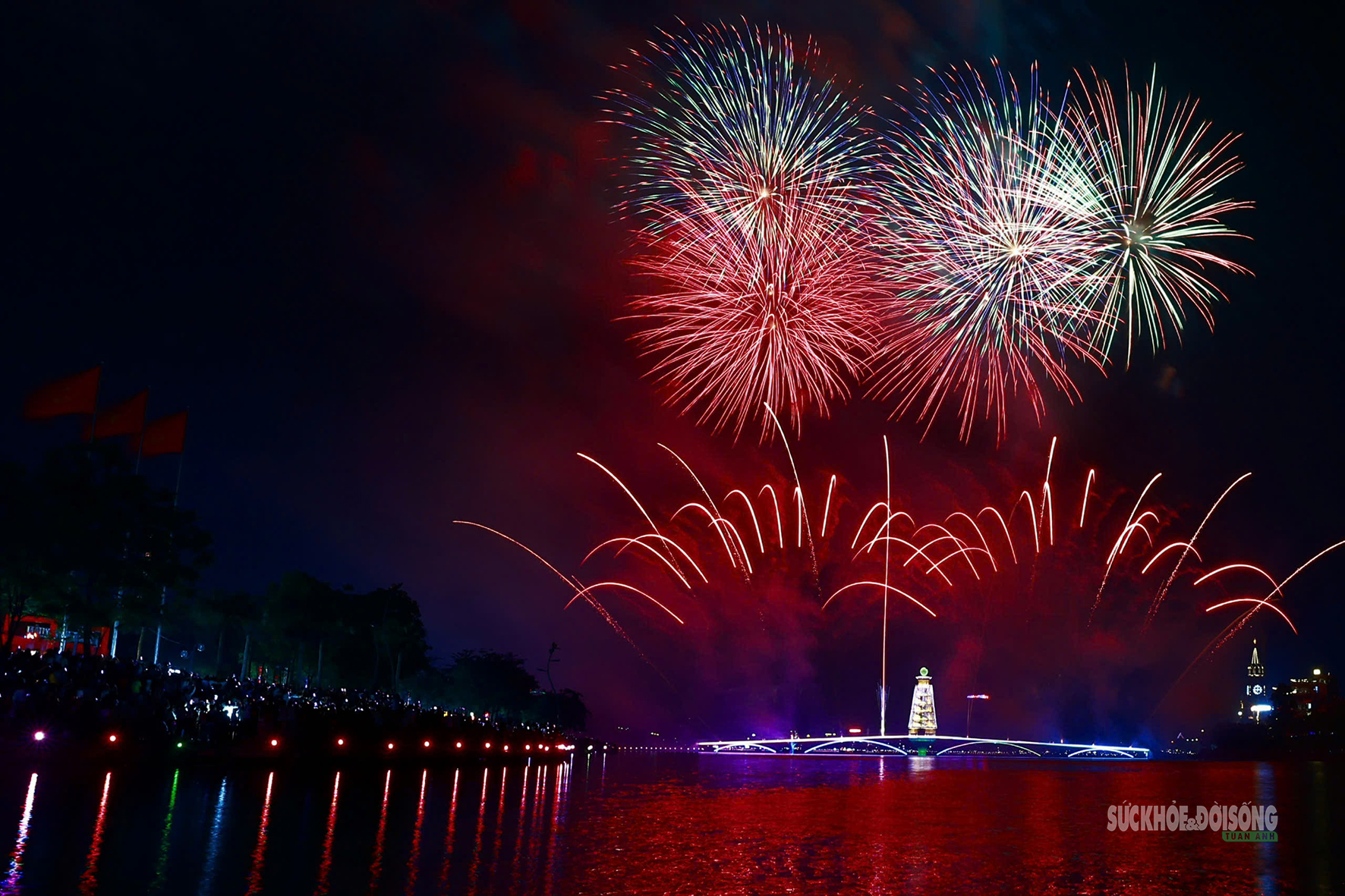 Pháo hoa rực sáng hồ Văn Lang, biển người reo vui trong đêm hội Đất Tổ- Ảnh 6.