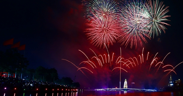 Pháo hoa rực sáng hồ Văn Lang, biển người reo vui trong đêm hội Đất Tổ