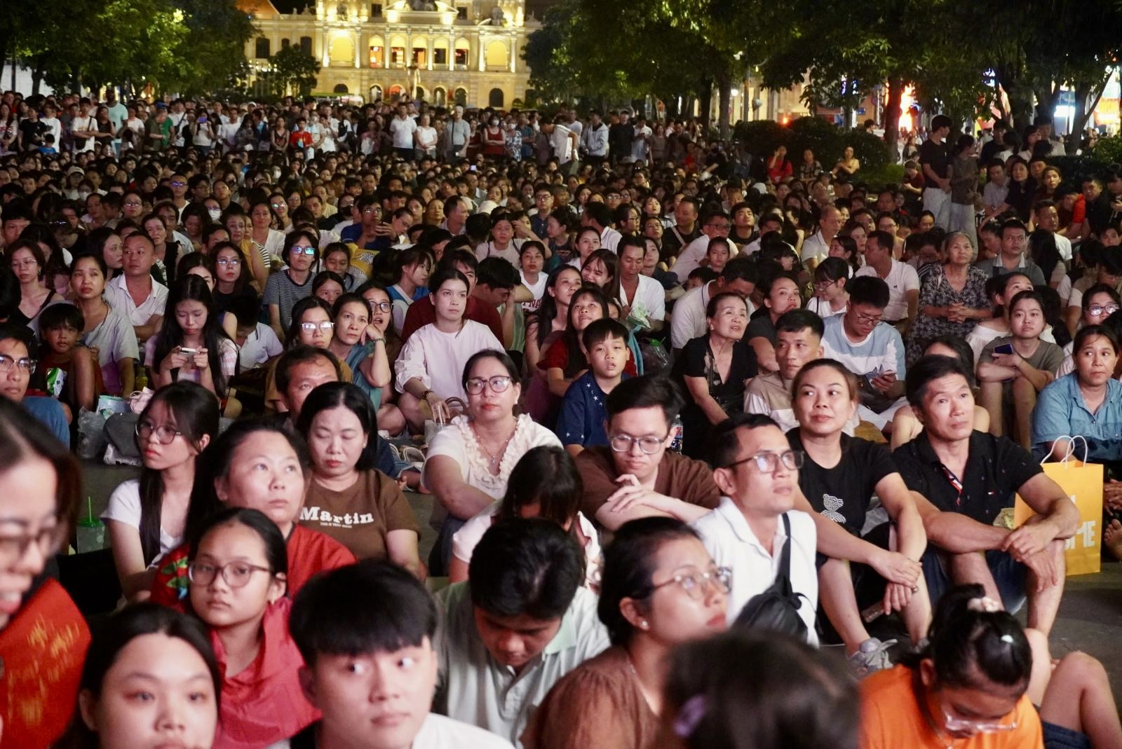 TP Hồ Chí Minh rực rỡ pháo hoa, người dân nô nức vui đón đại lễ- Ảnh 1.