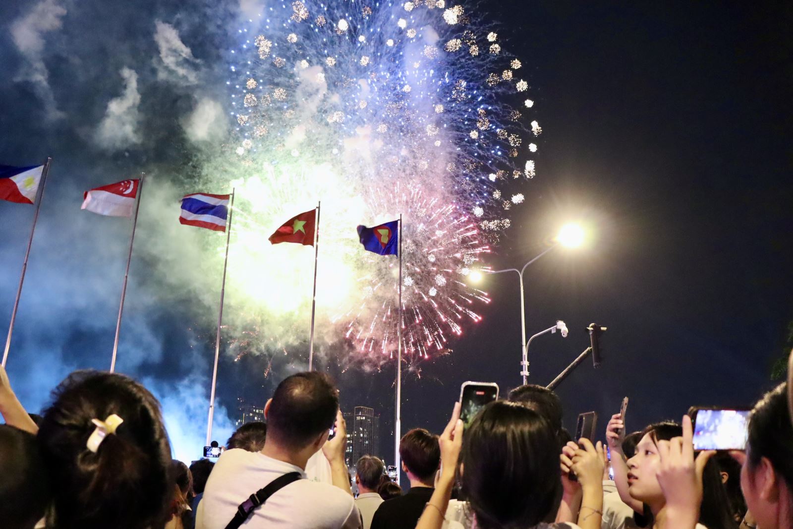TP Hồ Chí Minh rực rỡ pháo hoa, người dân nô nức vui đón đại lễ- Ảnh 5.