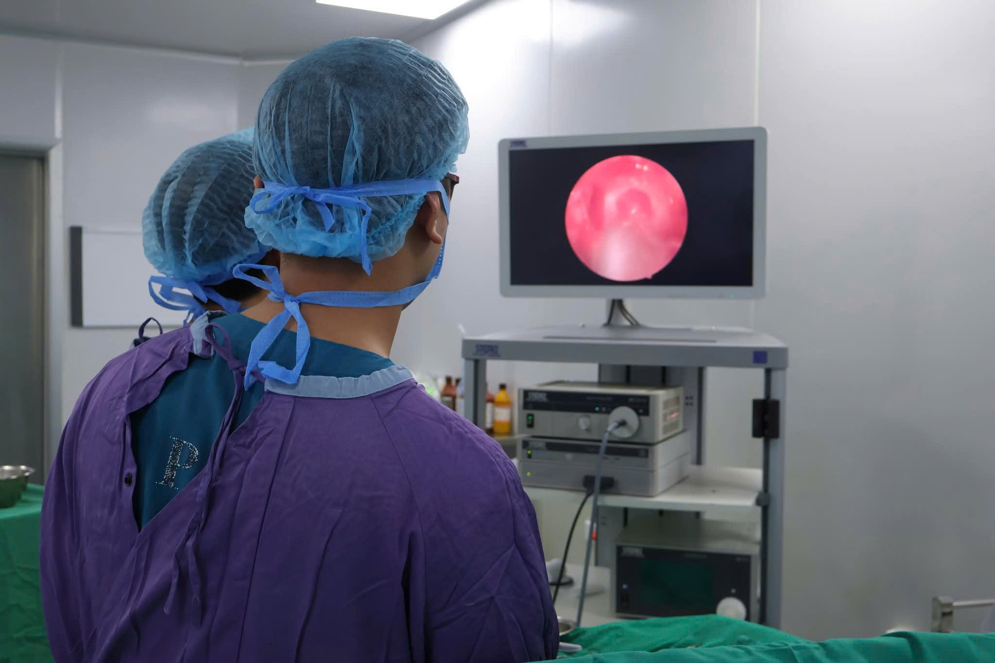 Lấy u tuyến yên qua đường mũi giúp cụ bà thoát cảnh mù lòa- Ảnh 2.