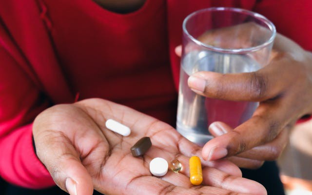 Dấu hiệu cảnh báo cơ thể dư thừa vitamin