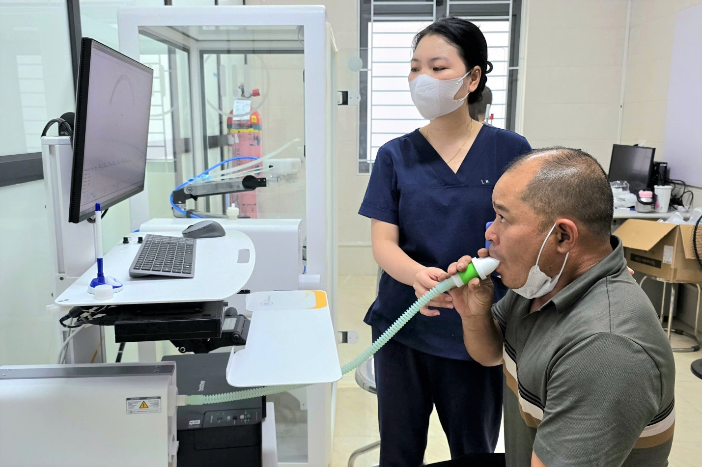 Ho kéo dài, khó thở: Kỹ thuật mới tại Bệnh viện Phổi Nghệ An giúp chẩn đoán đúng bệnh- Ảnh 4.