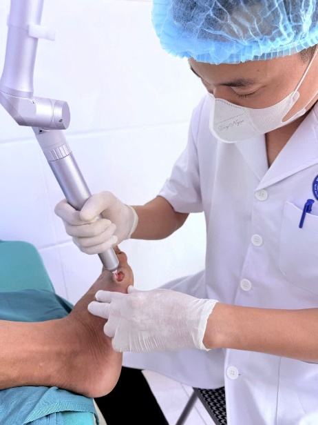 Ứng dụng kỹ thuật cao, Bệnh viện Nội tiết Nghệ An nâng hiệu quả điều trị loét bàn chân- Ảnh 4.