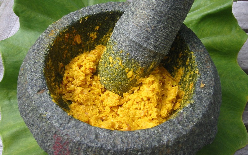 Có nên giã nghệ tươi lấy nước uống?