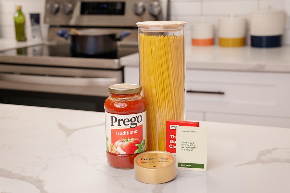 Độc đáo ý tưởng cai điện thoại kết nối gia đình trên bàn ăn của hãng sốt mỳ Ý- Ảnh 1.