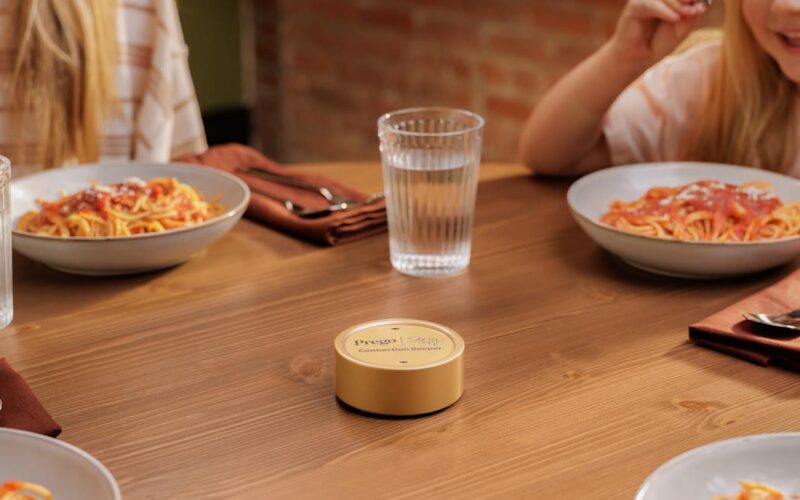 Độc đáo ý tưởng cai điện thoại kết nối gia đình trên bàn ăn của hãng sốt mỳ Ý