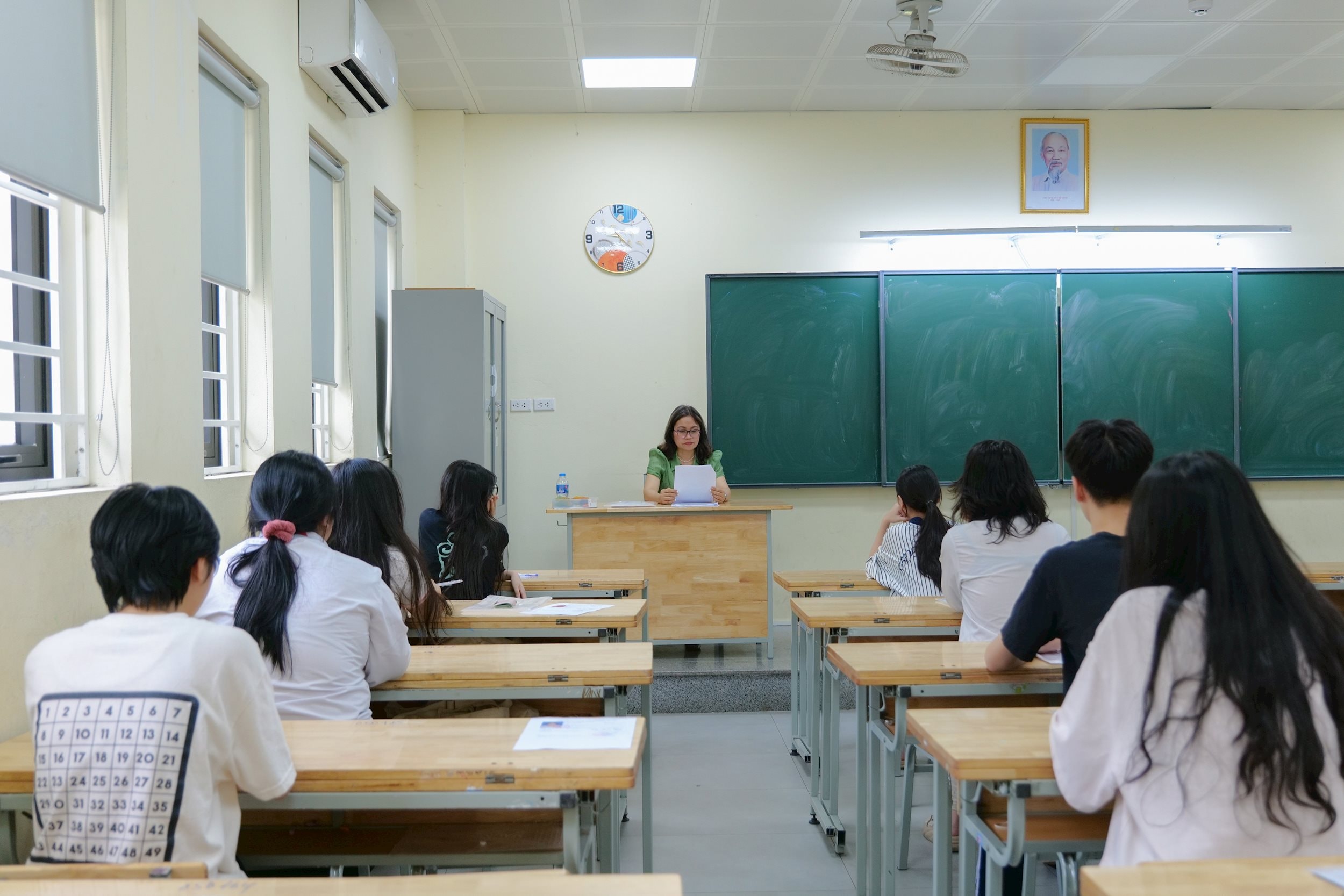 Tỷ lệ chọi lớp 10 Hà Nội vẫn khốc liệt dù 22.000 sĩ tử rời 'đường đua' vào trường công - Ảnh 2.