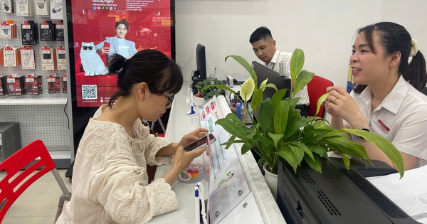 Nguy cơ bị khóa sim từ 15/4: Người dân Hà Nội vội vàng đi xác thực thuê bao