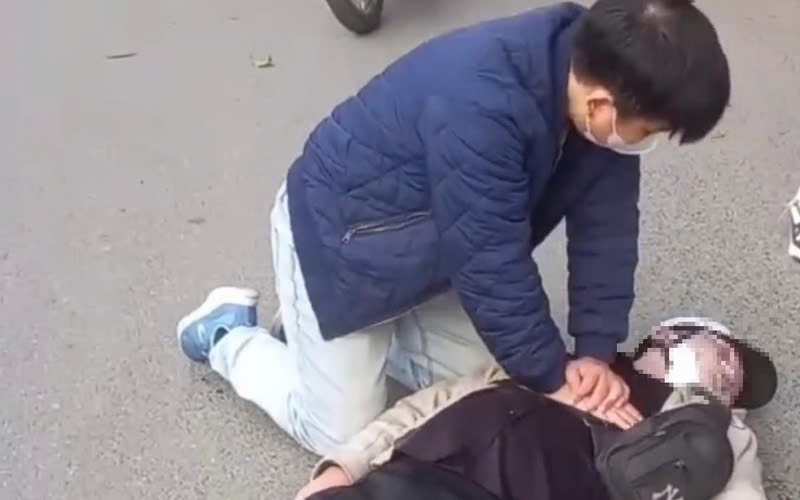 Đang đưa con đi dạo, bác sĩ kịp cứu người đàn ông 64 tuổi ngã quỵ- Ảnh 1.