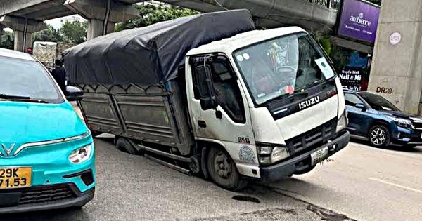 Ô tô tải lại bất ngờ ‘lọt hố’ giữa đường Nguyễn Trãi