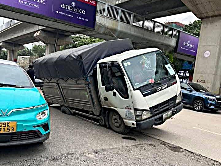Ô tô tải lại bất ngờ 'lọt hố' giữa đường Nguyễn Trãi- Ảnh 2.