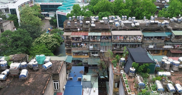 Tập thể cũ ở Hà Nội oằn mình cõng ‘bom nước’