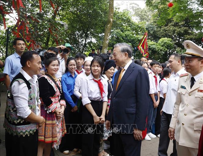 Tổng Bí thư, Chủ tịch nước Tô Lâm gặp gỡ, nói chuyện với bà con nhân dân tại Đền Hùng- Ảnh 2.