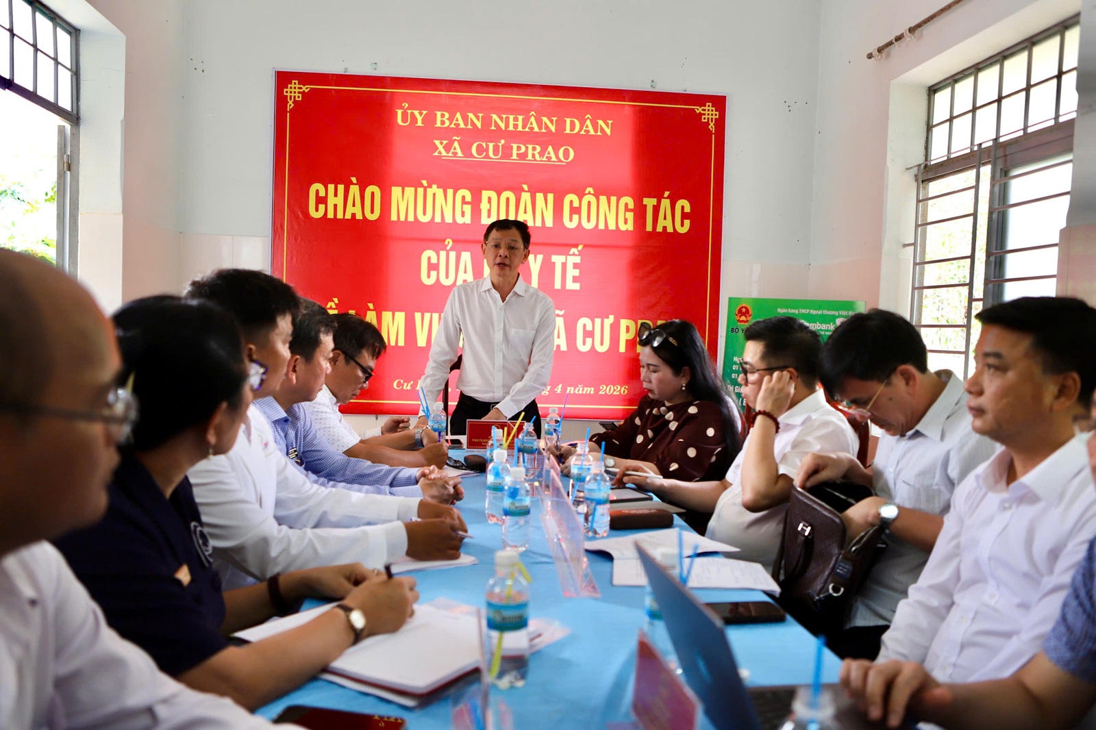 Đoàn công tác Bộ Y tế thăm, tặng quà cơ sở y tế và trẻ em có hoàn cảnh khó khăn ở Đắk Lắk- Ảnh 1.