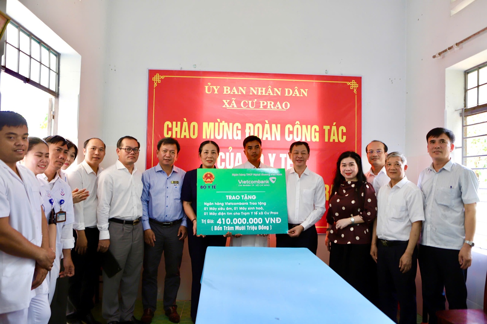 Đoàn công tác Bộ Y tế thăm, tặng quà cơ sở y tế và trẻ em có hoàn cảnh khó khăn ở Đắk Lắk- Ảnh 5.