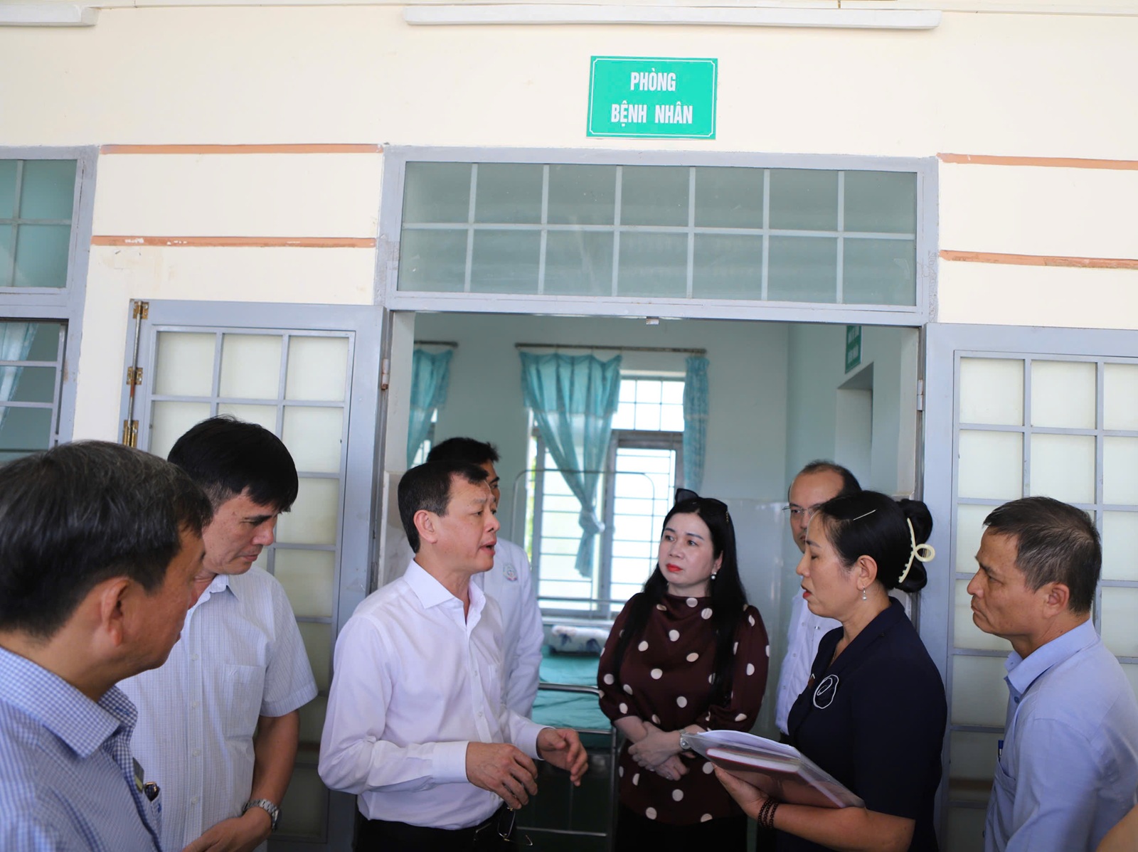 Đoàn công tác Bộ Y tế thăm, tặng quà cơ sở y tế và trẻ em có hoàn cảnh khó khăn ở Đắk Lắk- Ảnh 4.