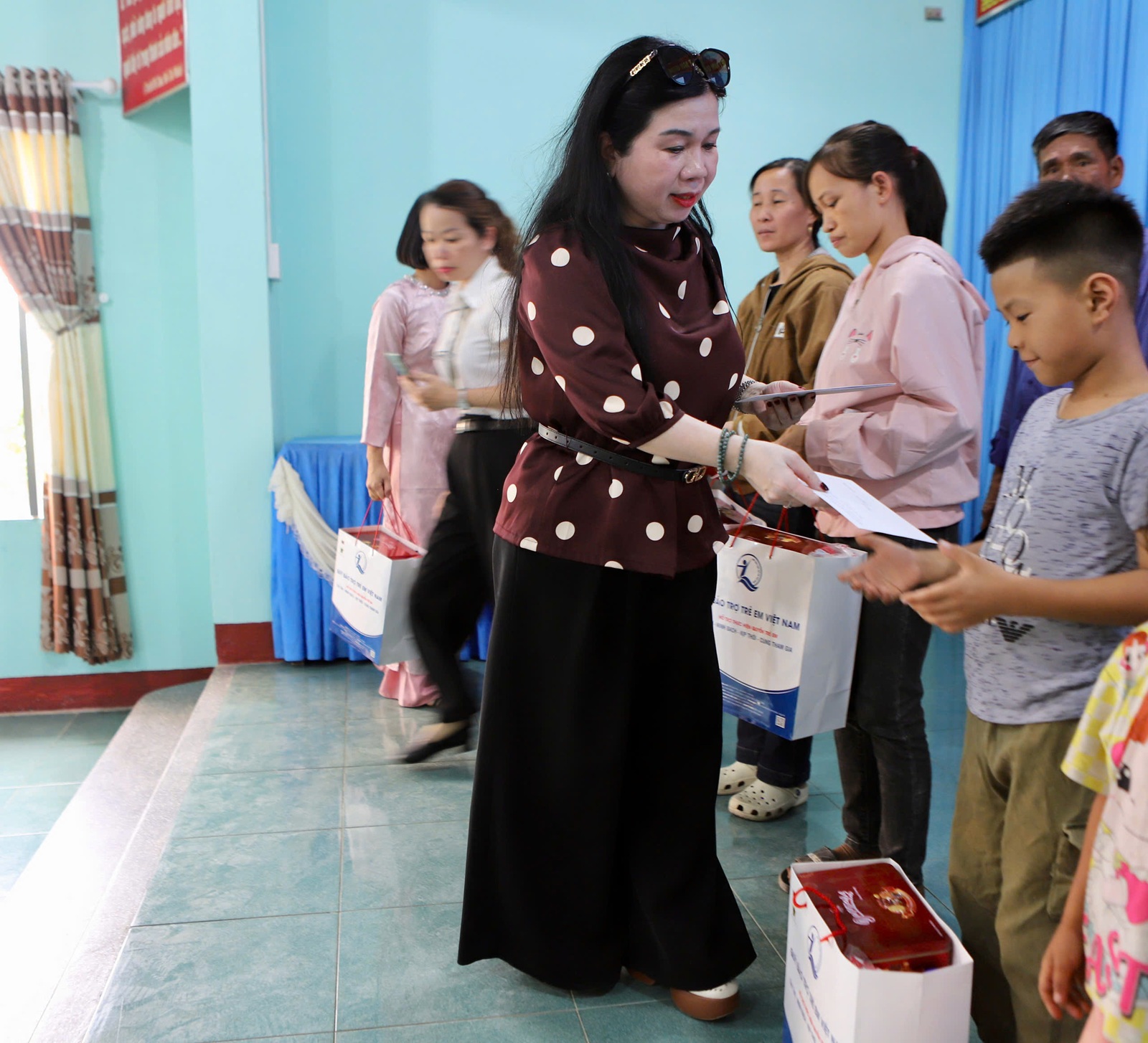 Đoàn công tác Bộ Y tế thăm, tặng quà cơ sở y tế và trẻ em có hoàn cảnh khó khăn ở Đắk Lắk- Ảnh 10.