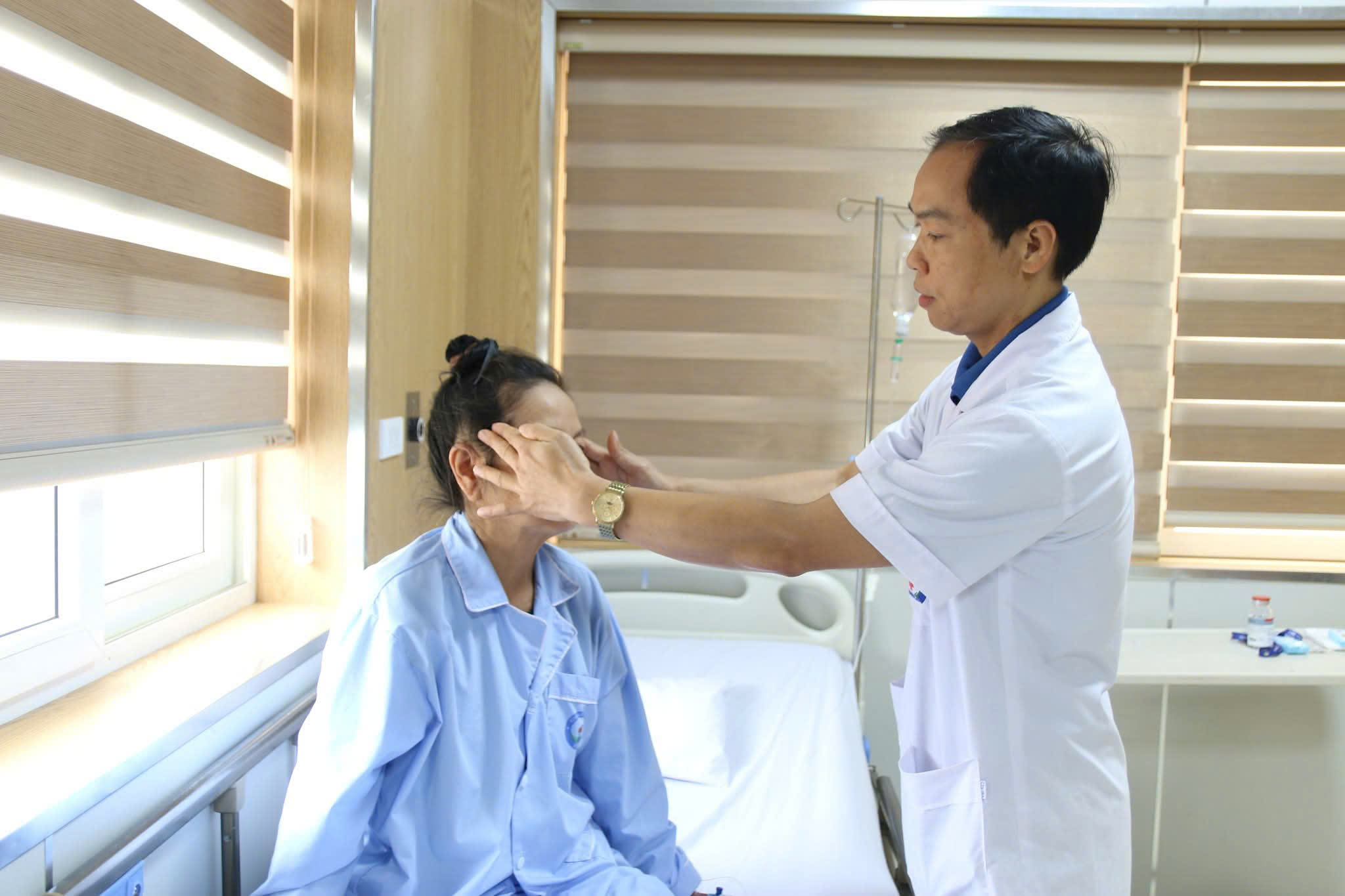 Lấy u tuyến yên qua đường mũi giúp cụ bà thoát cảnh mù lòa- Ảnh 3.