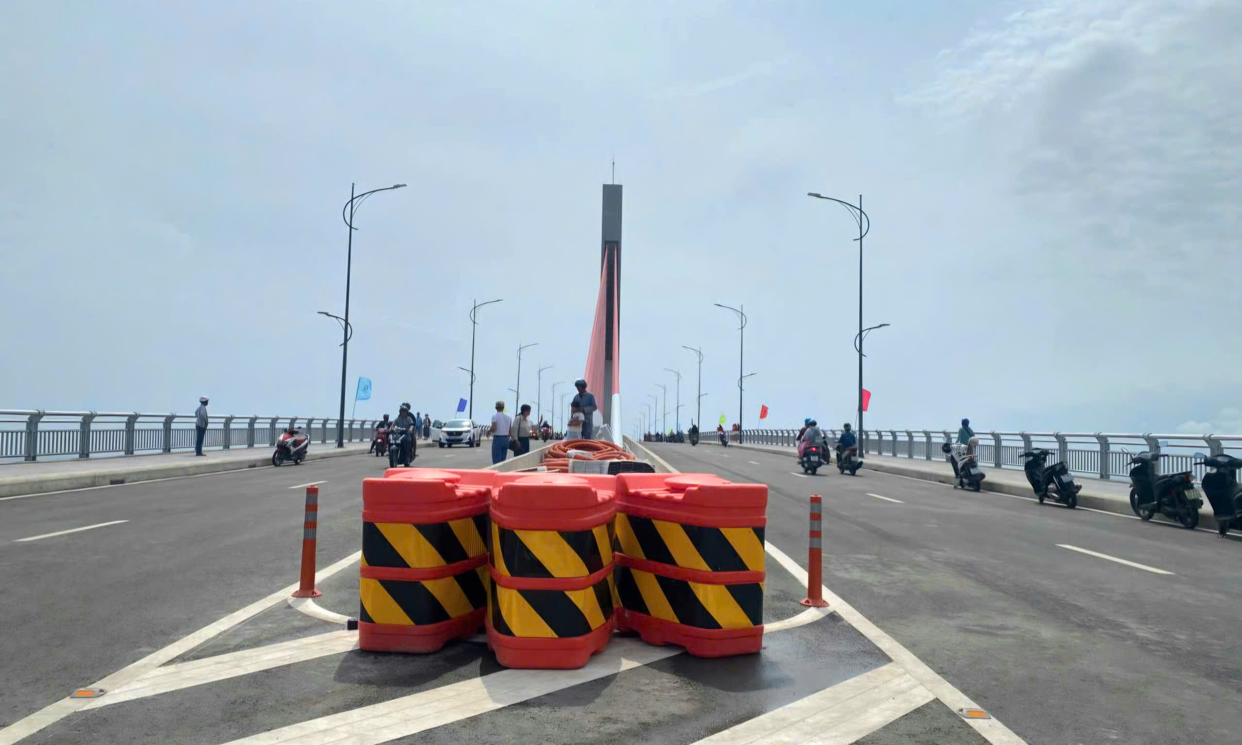 Thông xe cầu vượt cửa biển ở Huế, người dân đổ về chụp ảnh, ngắm cảnh- Ảnh 1.