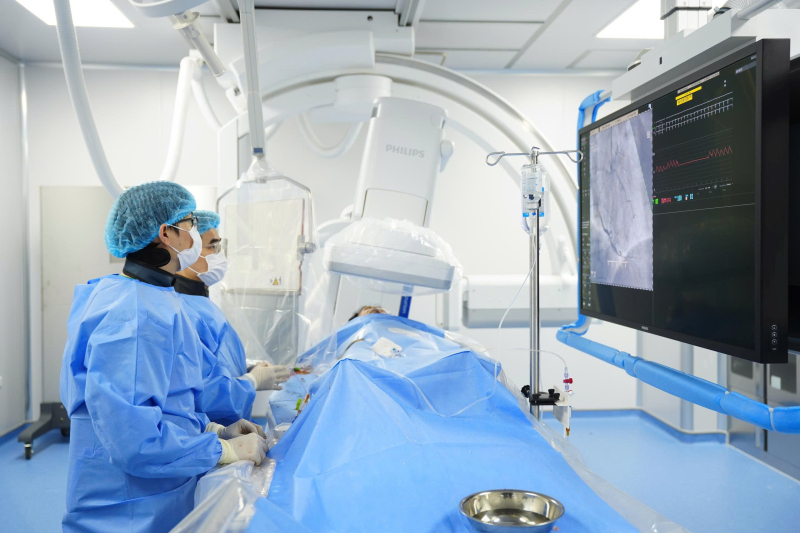 Cứu sống du khách Pháp bị nhồi máu cơ tim khi đang du lịch tại Quảng Ninh
- Ảnh 1.