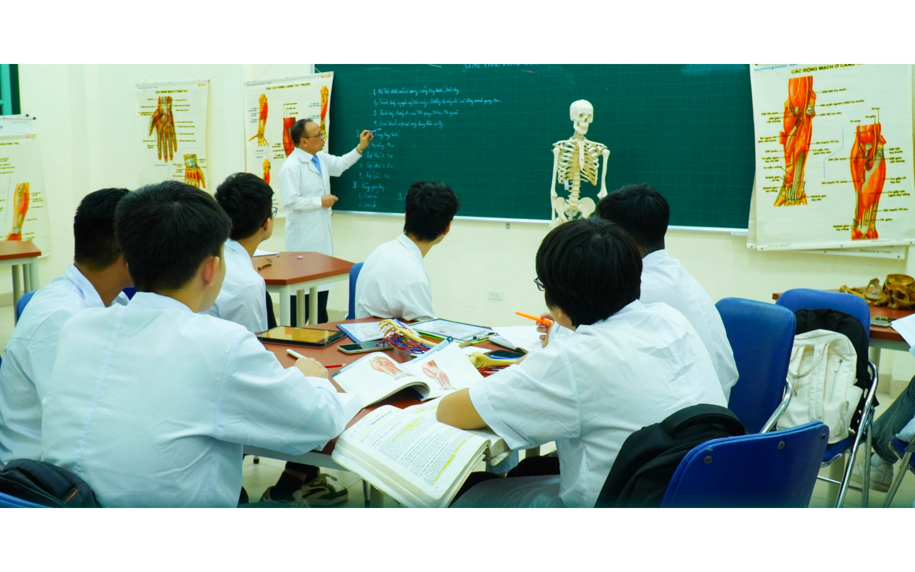 Hơn 3.000 học sinh, phụ huynh tham gia ngày hội tư vấn tuyển sinh y dược- Ảnh 5.