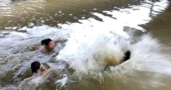 Đau lòng hai cháu nhỏ bị đuối nước khi tắm suối