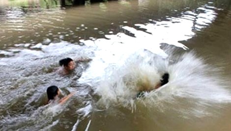 Đau lòng hai cháu nhỏ bị đuối nước khi tắm suối- Ảnh 1.