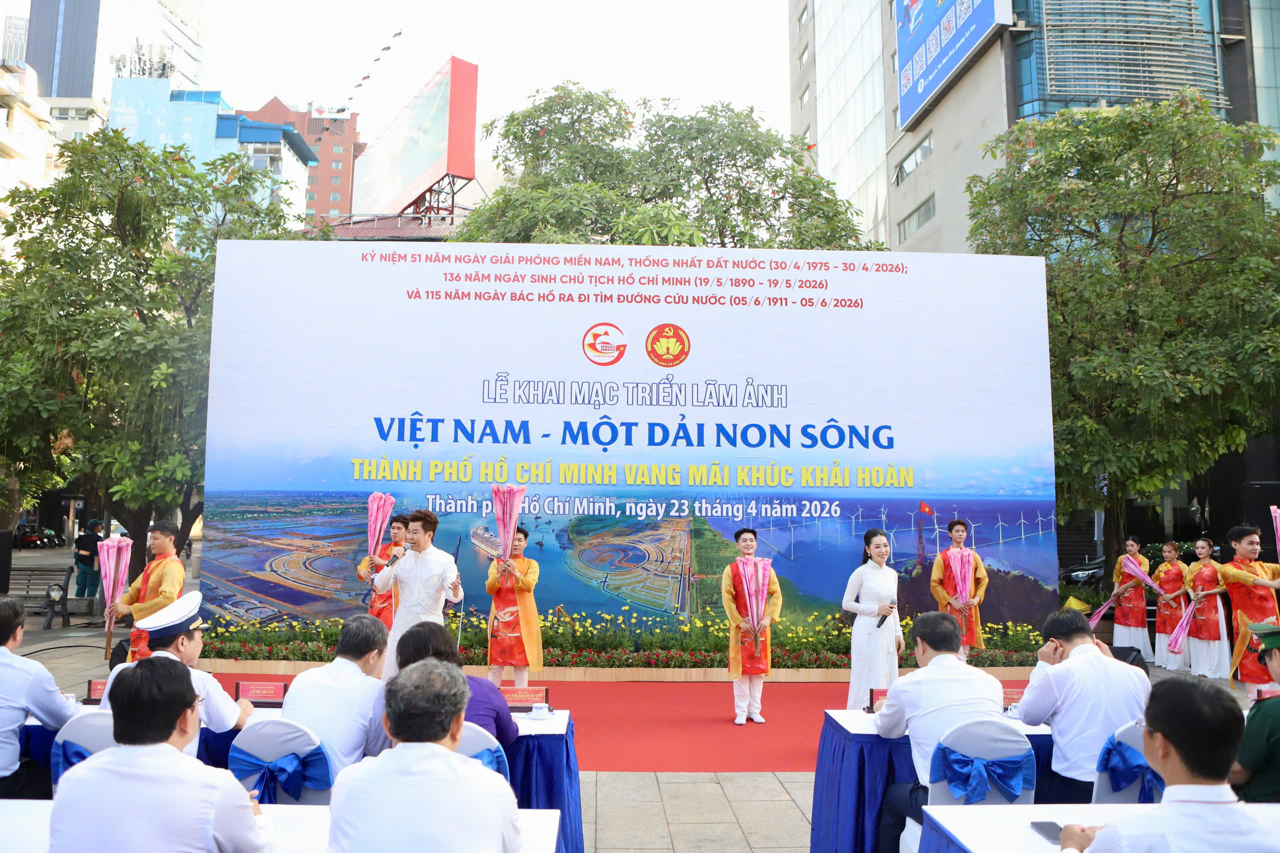 TPHCM trưng bày hơn 300 tác phẩm tái hiện lịch sử hào hùng của dân tộc- Ảnh 1.