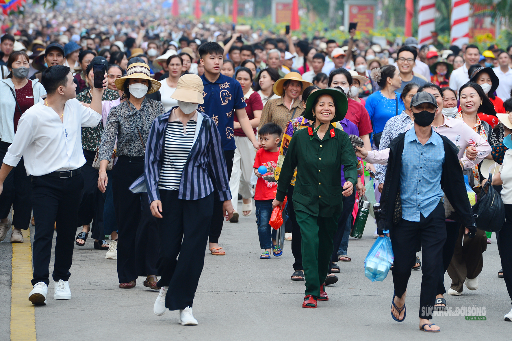 Biển người đổ về Đất Tổ ngày Giỗ Tổ Hùng Vương- Ảnh 6.