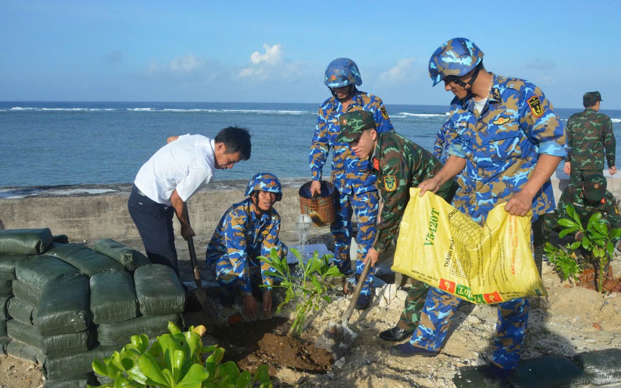 Trường Sa hưởng ứng Tết trồng cây