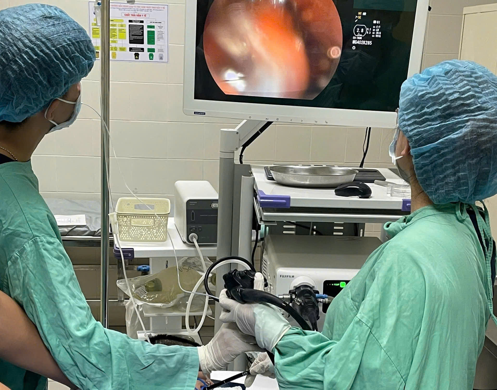 Từ ca bệnh nuốt 3 bàn chải đánh răng, cảnh báo biến chứng nguy hiểm bởi dị vật 'quá khổ'- Ảnh 1.