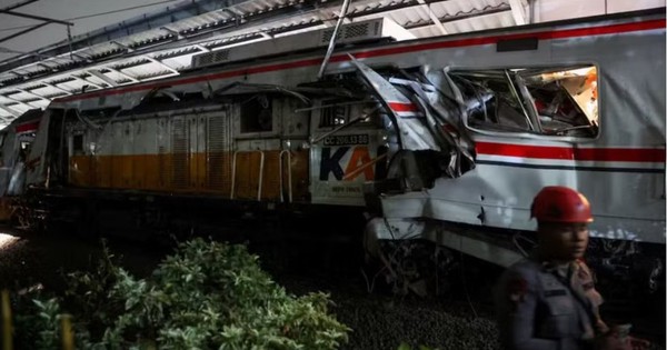 Hai tàu hỏa va chạm gần thủ đô Indonesia, hơn 80 người thương vong